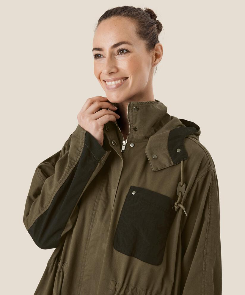 Titus Coat, Crocodile