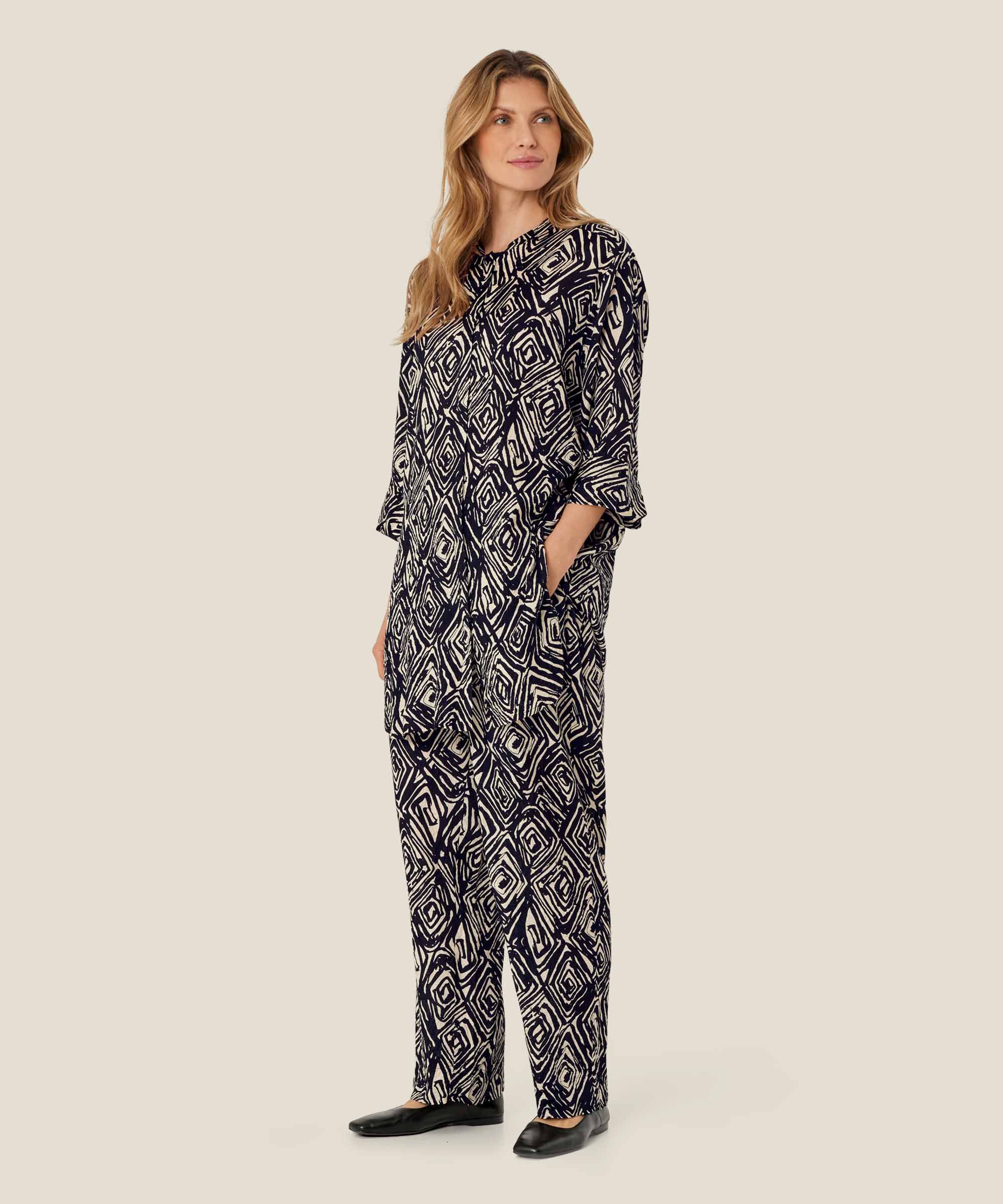 Peonos Trousers, Black