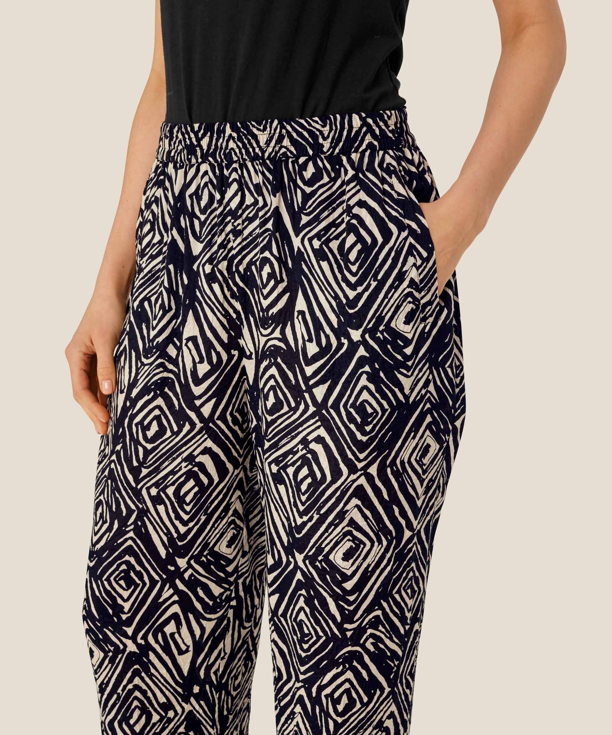 Peonos Trousers, Black